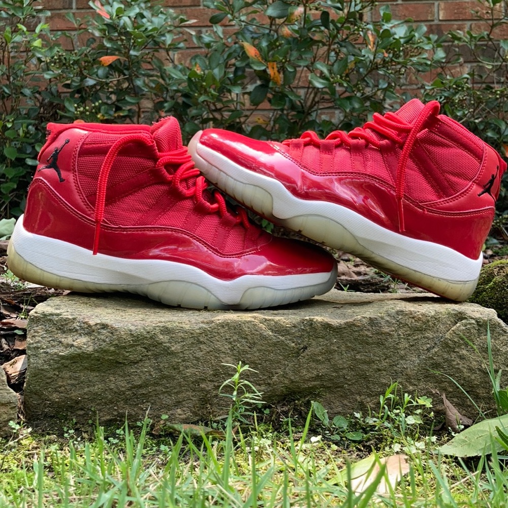 Un authentic Jordan 11 gym red